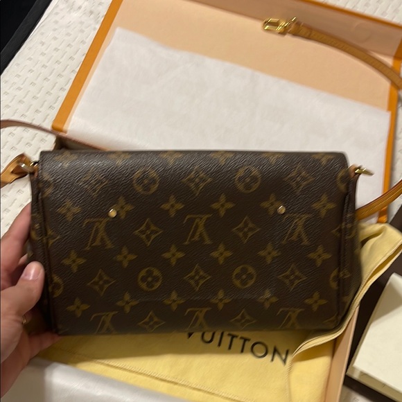 Louis Vuitton Favorite MM Monogram Crossbody Bag - Picture 12 of 16
